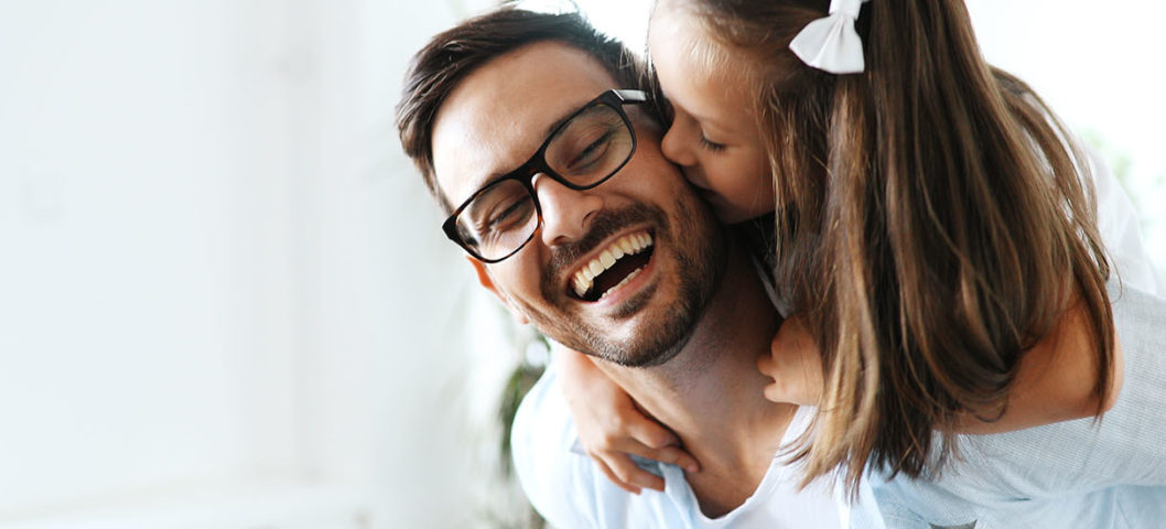 Dad-giving-his-daughter-a-piggy-back-ride-on-Fathers-Day